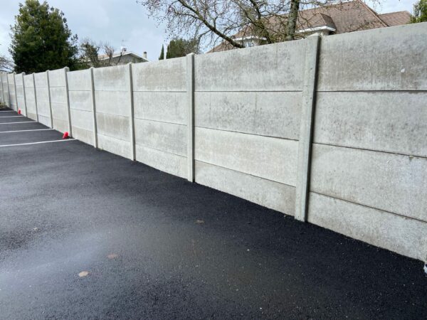 Clôture avec poteaux et plaques béton